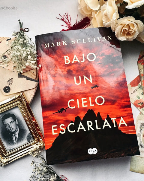 BAJO UN CIELO ESCARLATA